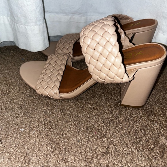 Beige chunky heel sandal - Picture 4 of 8